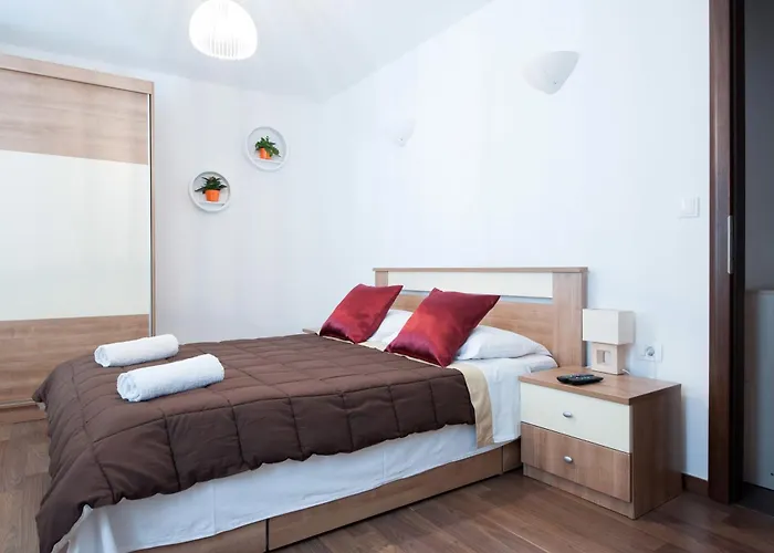 Rooms & Apartments 72