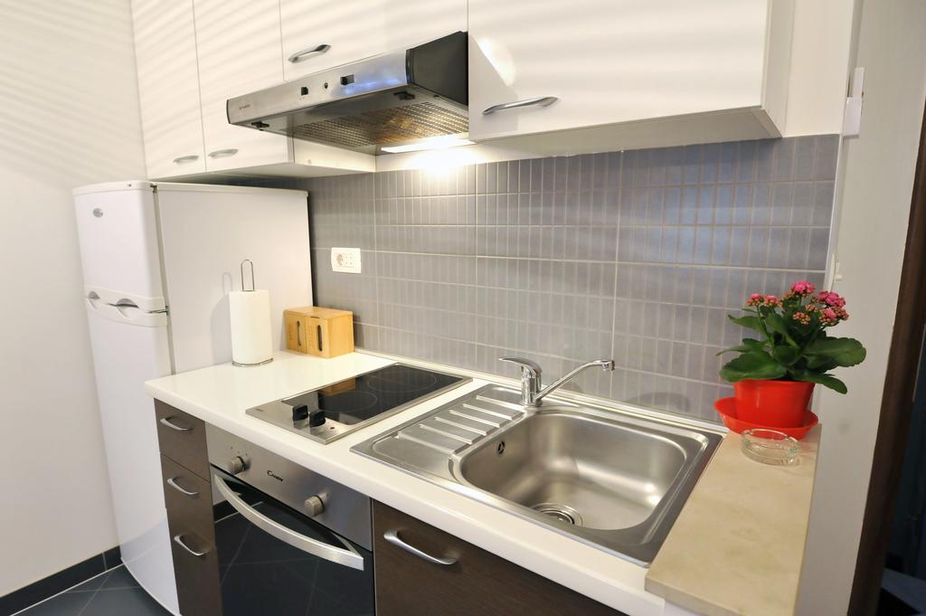 Apartment & 72