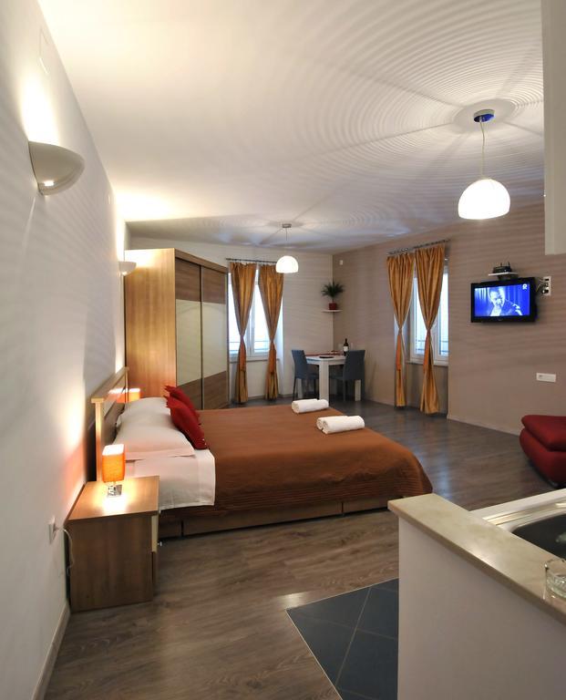 Apartment & 72 *